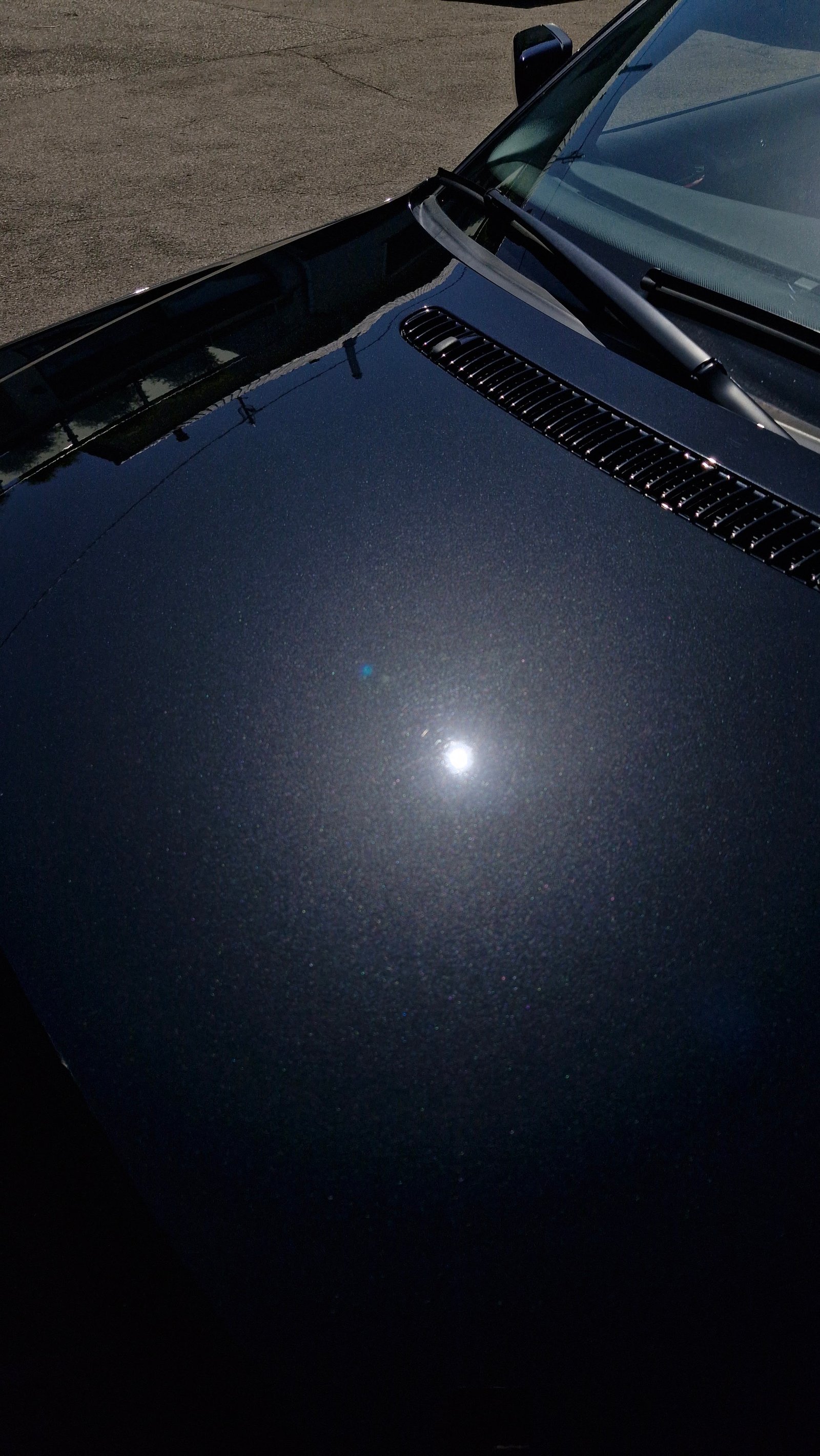 Lack-Glanz auf Motorhaube