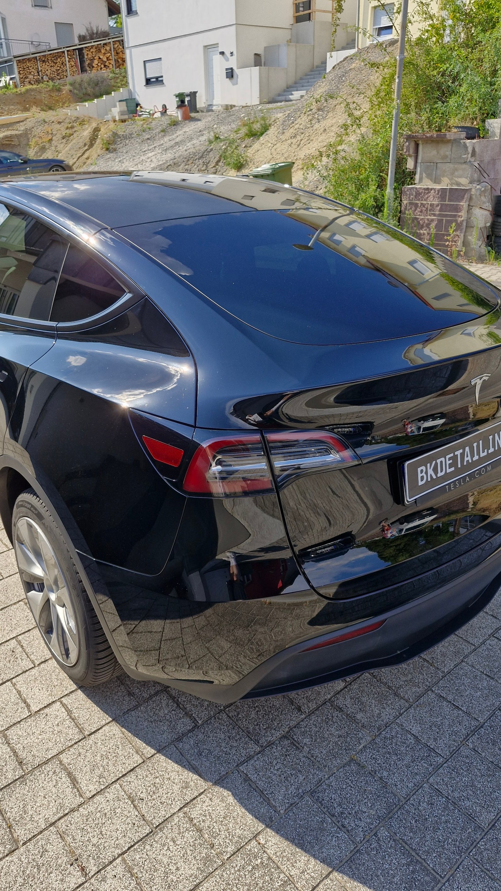 Tesla mit BK-Detailing-Schild