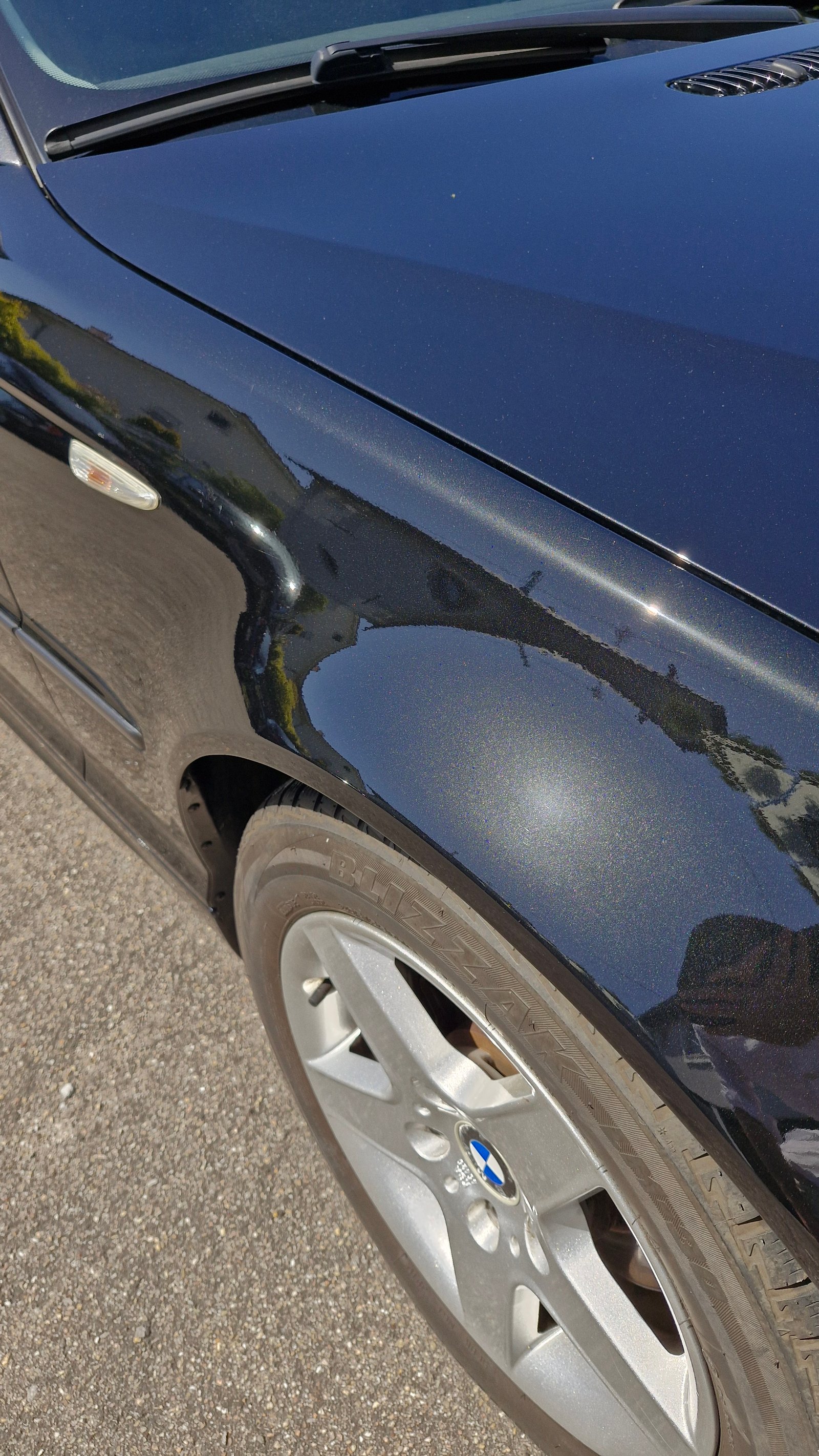 BMW dunkelblau Lack
